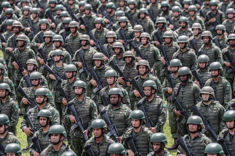 Soldados de la Infantería de Marina realizan ejercicios de combate en el Complejo Naval Ilha do Governador, en Río de Janeiro (Brasil). (archivo)