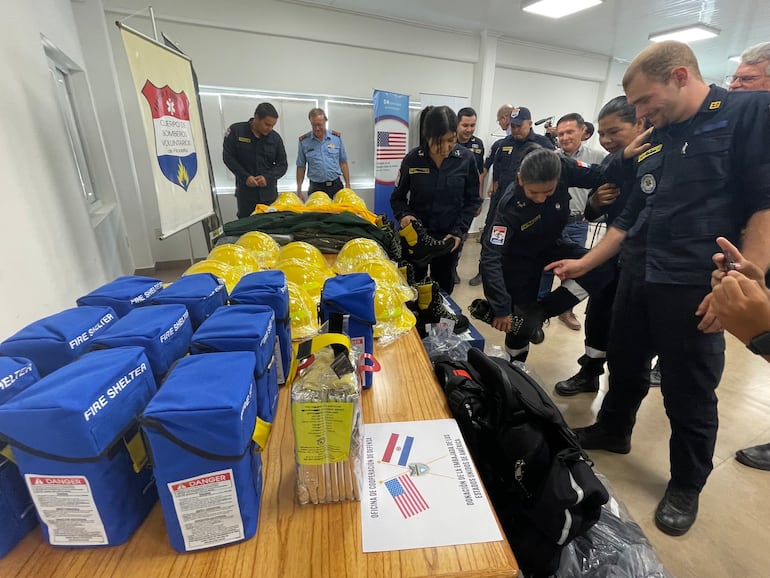 Los bomberos voluntarios de Filadelfia y Neuland recibieron equipos para el combate de incendios forestales.