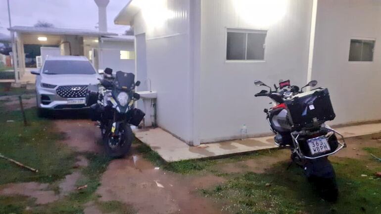 Motocicletas fuera del albergue que es destinado a parientes de pacientes. Supuestamente no se cobró por el uso del lugar.