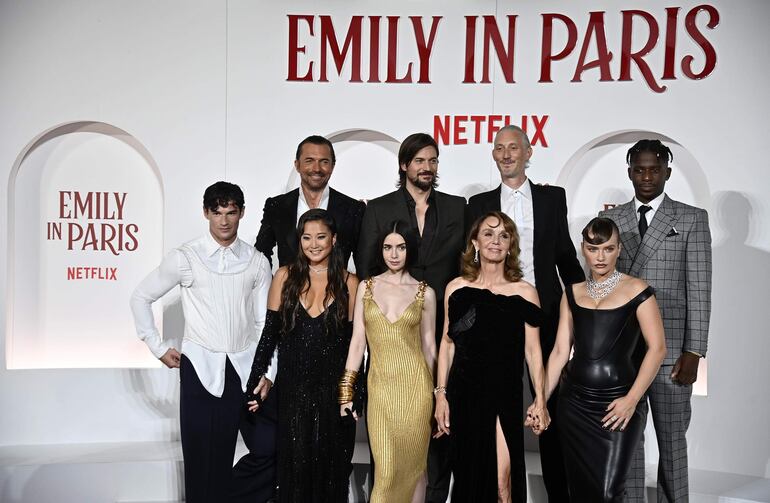 Miembros del elenco posan durante la presentación de la cuarta temporada de la serie de Netflix 'Emily in Paris' en Roma, Italia.
(EFE/EPA/RICCARDO ANTIMIANI)
