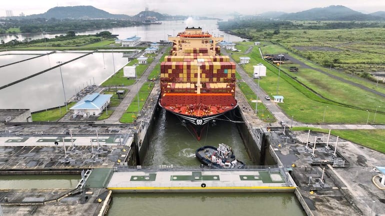 Foto de archivo de un barco cruzando el canal de Panamá.