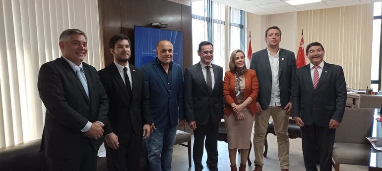 El ministro de Educación Luis Ramírez, el ministro de Niñez Walter Gutiérrez, el senador Basilio Núñez, el canciller Rubén Ramírez, la senadora Lizarella Valiente, el senador Juan Carlos Galaverna y el senador Carlos Núñez Agüero (ANR, Independiente).