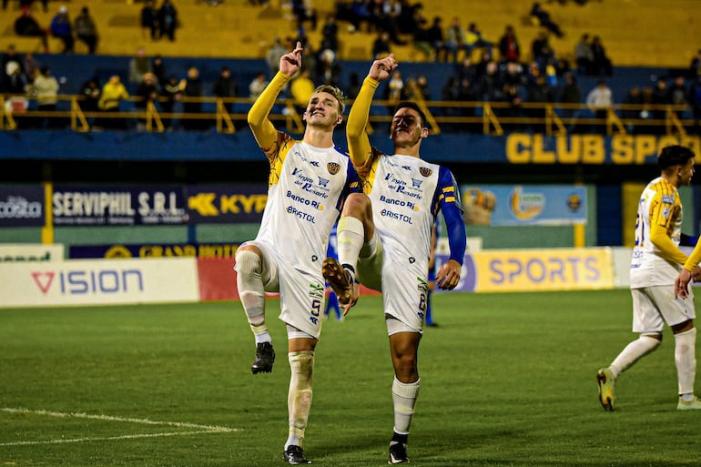 El atacante Paul Charpentier celebra su gol en compañía del lateral Joel Jiménez. (Foto: @SpLuquenOficial)