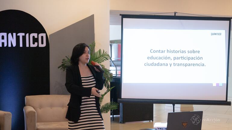 La directora del proyecto ParaguaYOite, Irene Hermosilla, en la exposición sobre la situación educativa.