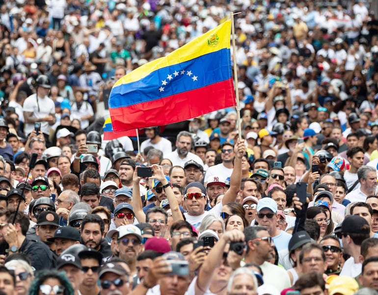 Miles de venezolanos reunidos ayer en Caracas denunciaron fraude a favor de Nicolás Maduro  en los comicios presidenciales.