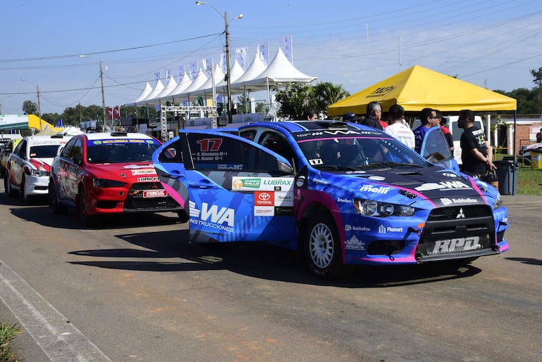 Impecables los Mitsubishi Lancer EVO X de Gerardo Wasmosy (17) y Wilfried Klassen, en la fila, aguardando ayer para ingresar a la verificación técnica.