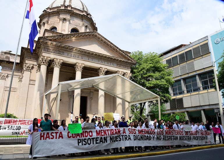 protesta de medicos panteon de los heros 01-03-2024