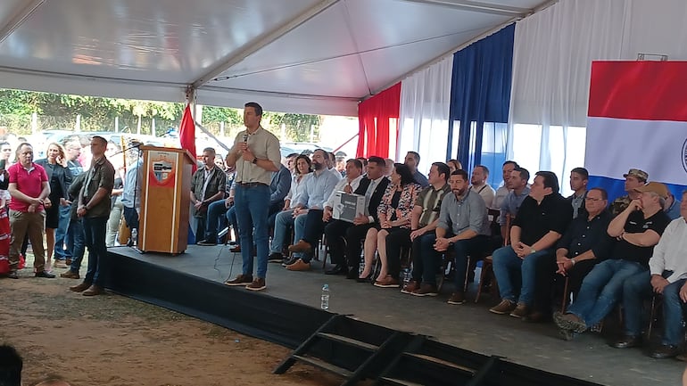 Santiago Peña durante su discurso en Villarrica.