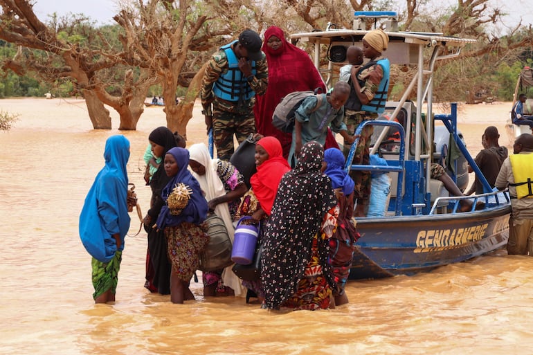 Miembros de las fuerzas de seguridad utilizan un barco fuera de borda para trasladar a los residentes locales a un lugar seguro durante las inundaciones en Niamey. Las inundaciones sufridas en Níger en las últimas semanas han afectado a 842.356 personas, según el último balance ofrecido por el Gobierno, que ha decidido aplazar casi un mes el comienzo del curso escolar por la falta de locales para celebrar las clases.