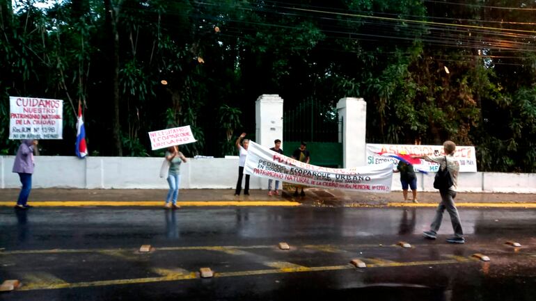 Pese a la lluvia, vecinos se movilizaron con pancartas.