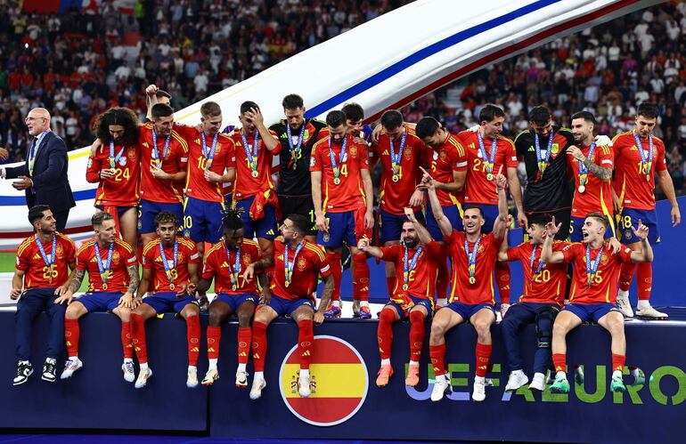 Los jugadores de España aguardan la entrega del título de campeón de la Eurocopa 2024 después de superar en la final a Inglaterra en el estadio Olímpico, en Berlín, Alemania. 