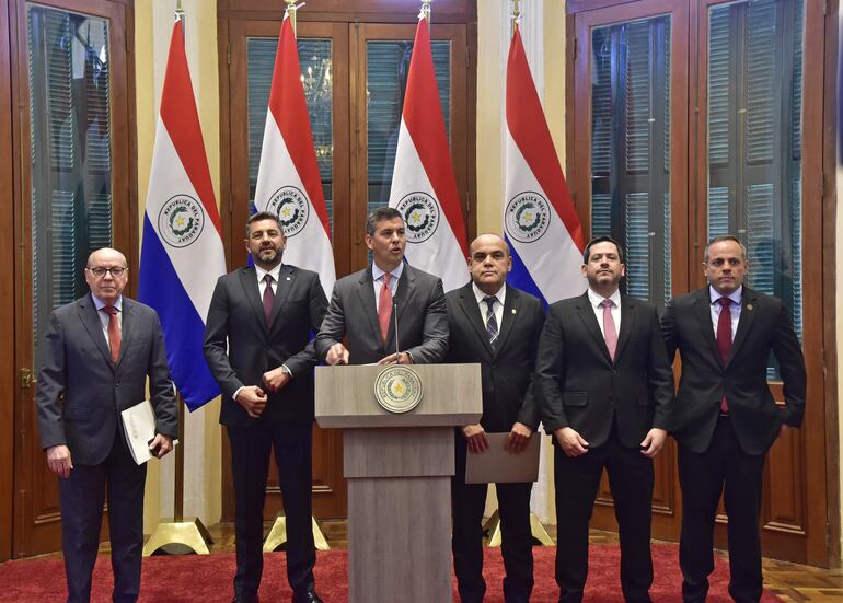 Las autoridades, en conferencia de prensa, tras la cumbre de poderes en el Palacio de Gobierno, convocada por el presidente Santiago Peña.