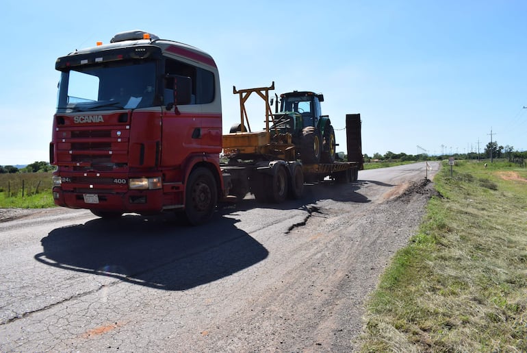 Un camión cruza un tramo en mal estado de la Ruta PY01.