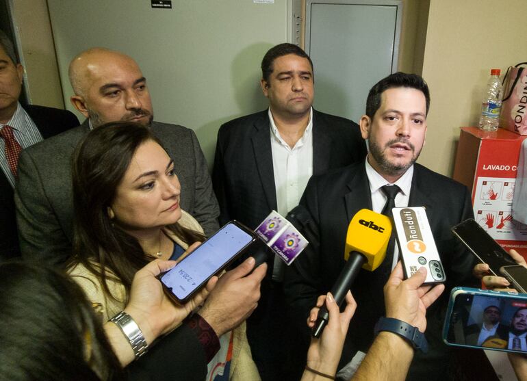 La líder de bancada Rocío Abed; el candidato al JEM, Orlando Arévalo; el sustituto, José Rodríguez y el presidente de la Cámara de Diputados, Raúl Latorre (todos ANR, HC) tras  reunión de bancada.