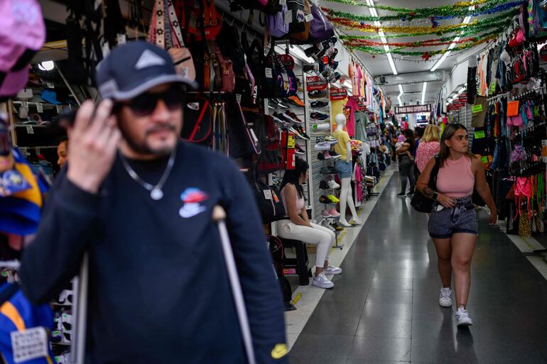 La gente camina por un pasillo en un centro comercial en el centro de Buenos Aires.