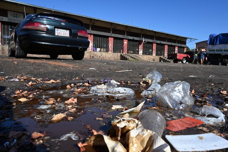 Baches, agua servida y basura son una constante. No hay guardias y se piden coimas, dicen.