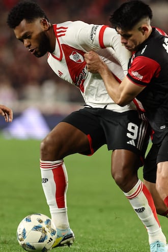 River Plate's Colombian forward Miguel Angel Borja (L) and Newells Old Boy's defender Saul Salcedo fight for the ball during the Argentine Professional Football League Tournament 2024 'Cesar Luis Menotti' match between River Plate and Newells Old Boys at Mas Monumental stadium in Buenos Aires on August 25, 2024. (Photo by ALEJANDRO PAGNI / AFP)