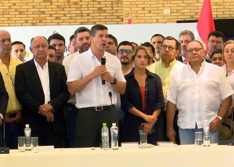 El presidente Santiago Peña (con micrófono) durante su reunión con intendentes, el martes.