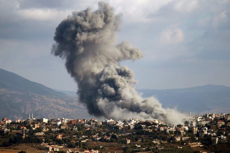 El humo se eleva tras los ataques aéreos israelíes en la ciudad de Khiam, en el sur del Líbano. (Foto de archivo)