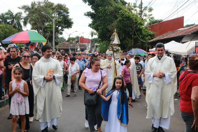 Como cada año numerosas familias se hacen presentes en la misa central del octavario de la Virgen de Caacupé.