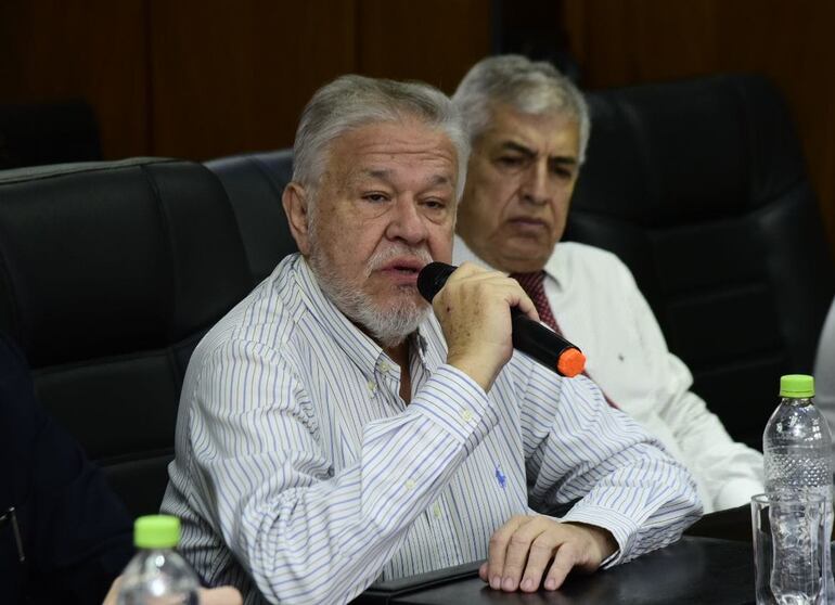 Conferencia de prensa brindada por autoridades del Instituto de Previsión Social, sobre presuntas irregularidades en el manejo de fideicomisos.