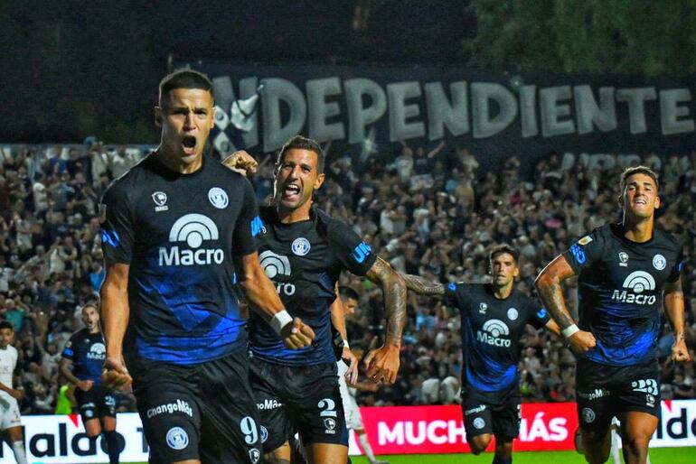 Alex Arce (i), futbolista de Independiente Rivadavia, celebra un gol en el partido frente a Huracán por la tercera fecha de la Copa de la Liga Profesional 2024 de Argentina.