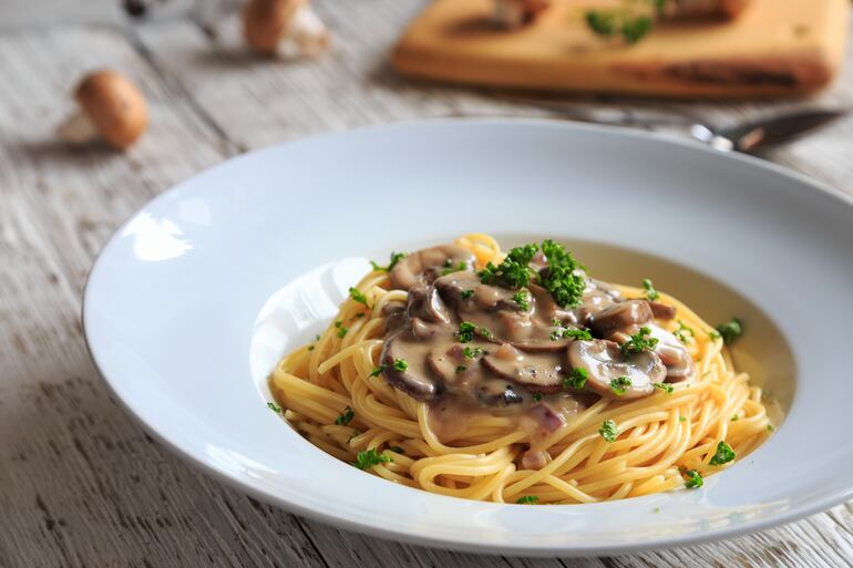 Espagueti con salsa de hongos.