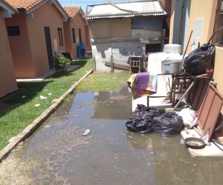 Aguas residuales frente a las viviendas estatales en Mariano Roque Alonso.