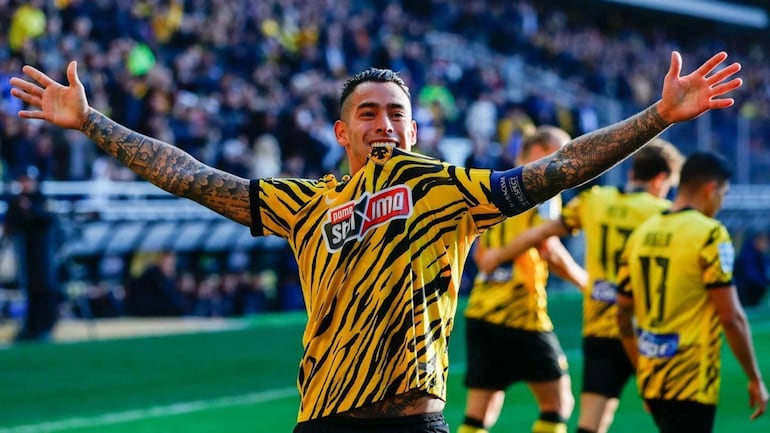 El argentino Sergio Araújo celebra un gol.