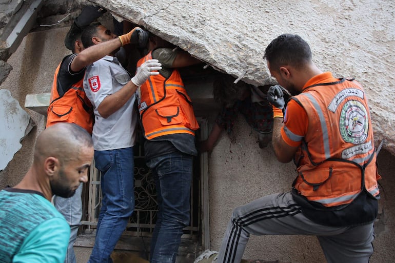 Rescatistas trabajan entre los escombros de un edificio tras un bombardeo israelí, el martes en la Ciudad de Gaza.