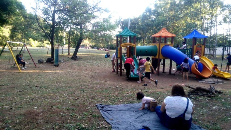 En el Cerro Ñemby está montado un parque infantil en donde los niños podrán disfrutar a pleno.