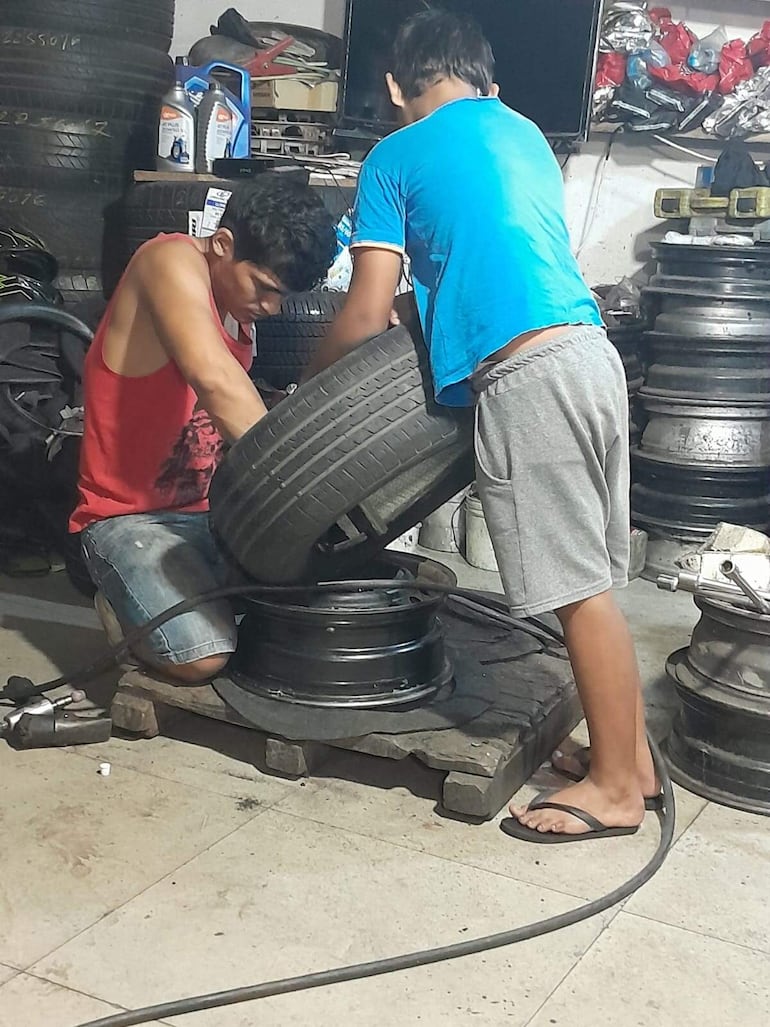 Alejandro Benegas trabaja en una gomería con su hermano menor y así se gana el pan de cada día.