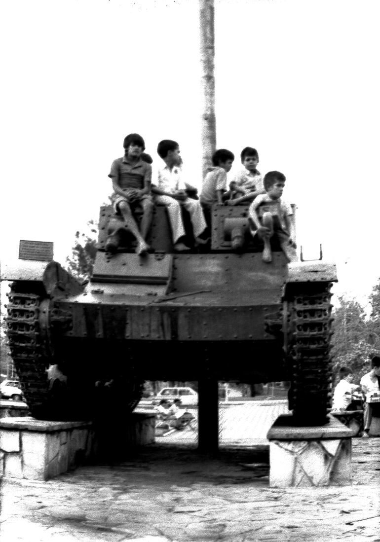 Niños tras festejar el Día del Árbol se agolpaban en la Plaza de Armas y trepaban al tanque que estaba en el lugar.