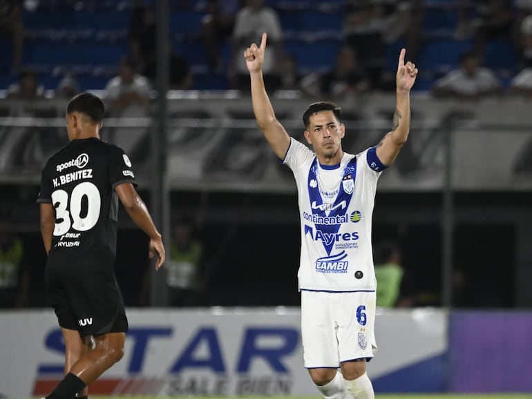 Édgar Zaracho, jugador de Sportivo Ameliano, celebra un gol ante Olimpia en un partido de la fecha 18 del torneo Clausura 2024 del fútbol paraguayo en el estadio Defensores del Chaco, en Asunción, Paraguay.