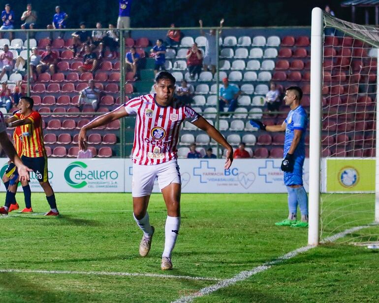 El festejo de Luis Felipe Rivarola, tras anotar el segundo tanto del triunfo "rayadito" sobre Martín Ledesma de Capiatá. (Foto: Sportivo San Lorenzo)