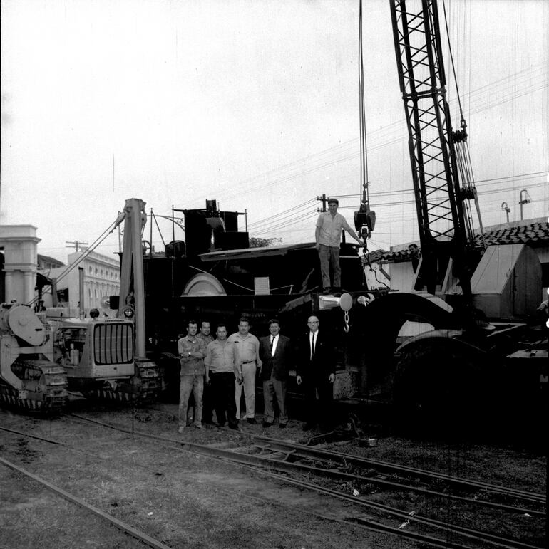 Las maquinarias que llegaron para el ferrocarril en 1968.