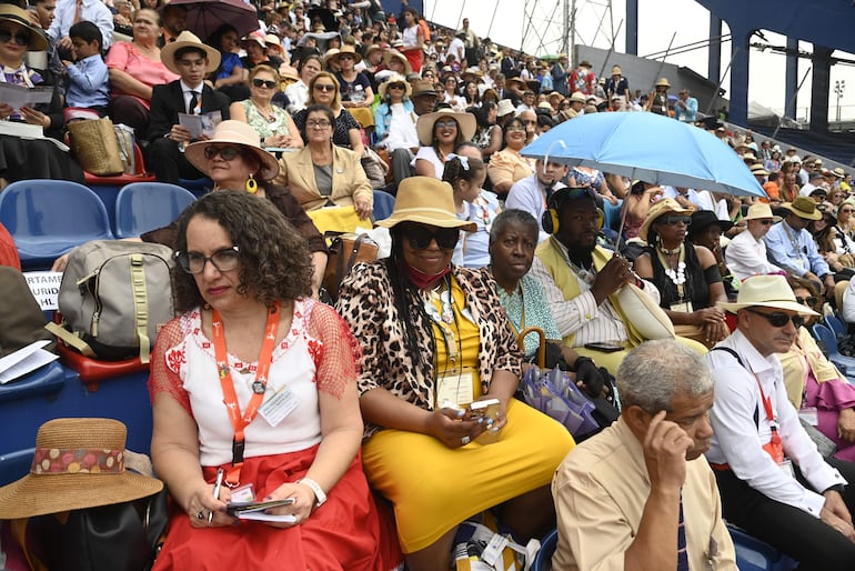 Testigos de Jehová participan de las disertaciones en vídeo en las gradas del estadio azulgrana.