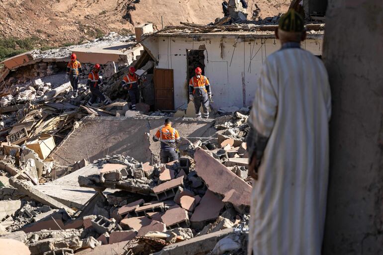 Voluntarios buscan sobrevivientes enTalat N'Yacoub, en sur de Marrakech.  (AFP)