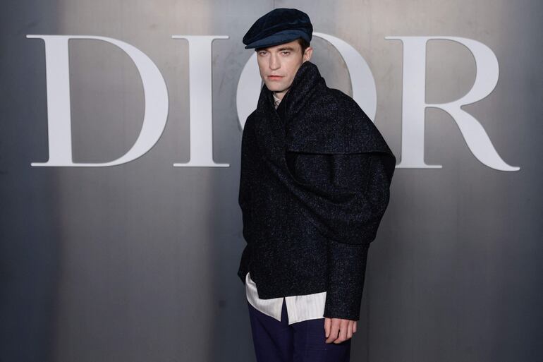 El actor británico Robert Pattinson no se perdió el desfile de Dior Menswear Ready-to-wear Fall-Winter 2025/2026 collection en la Semana de la Moda de París. (GEOFFROY VAN DER HASSELT / AFP)