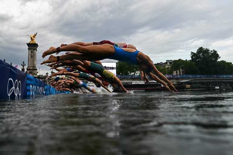 Atletas se sumergen en el río Sena.