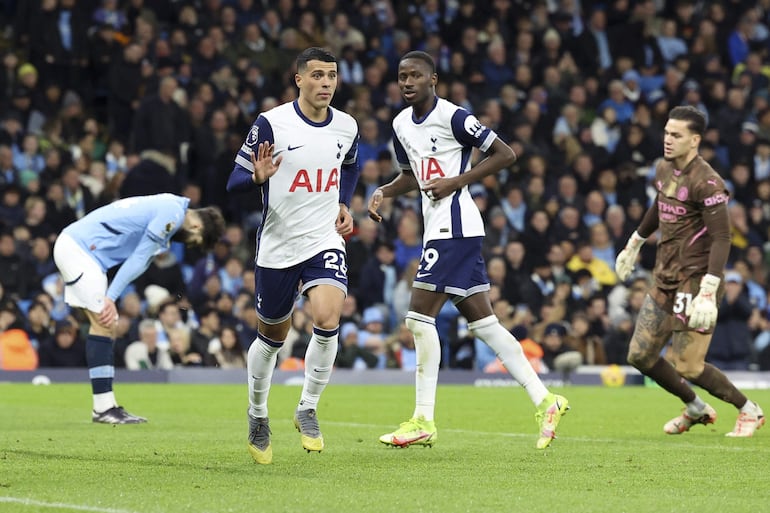 Manchester (United Kingdom), 23/11/2024.- Pedro Porro of Tottenham (centre L) celebrates after scoring the 3-0 goal during the English Premier League soccer match between Manchester City and Tottenham Hotspur in Manchester, Britain, 23 November 2024. (Reino Unido) EFE/EPA/ADAM VAUGHAN EDITORIAL USE ONLY. No use with unauthorized audio, video, data, fixture lists, club/league logos or 'live' services. Online in-match use limited to 120 images, no video emulation. No use in betting, games or single club/league/player publications.
