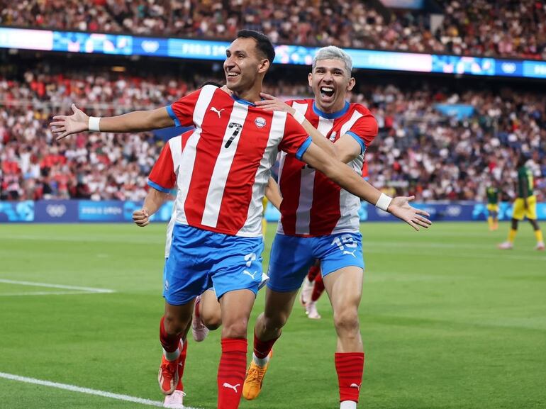 Marcelo Fernández (7), jugador de la selección de Paraguay, festeja un gol en el partido frente a Malí por la tercera fecha del Grupo D de los Juegos Olímpicos París 2024, en el estadio Parque de los Príncipes, en París, Francia.