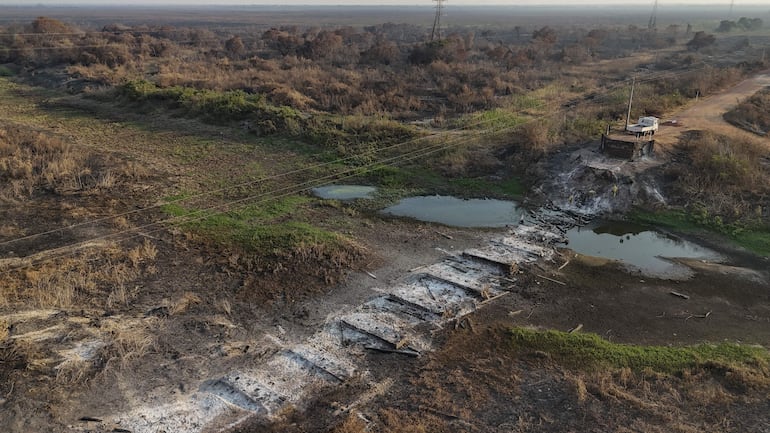 Fotografía tomada con un dron que muestra el lugar donde había un puente que fue destruido tras un incendio cerca de la carretera MS-228 en el Pantanal brasileño, perteneciente a la ciudad de Corumbá (Brasil). La ministra de Medio Ambiente de Brasil, Marina Silva, afirmó que los incendios que azotan al humedal del Pantanal son "todos por la acción humana" y que el "85 %" de los focos de llamas han sido detectados en "tierras privadas".