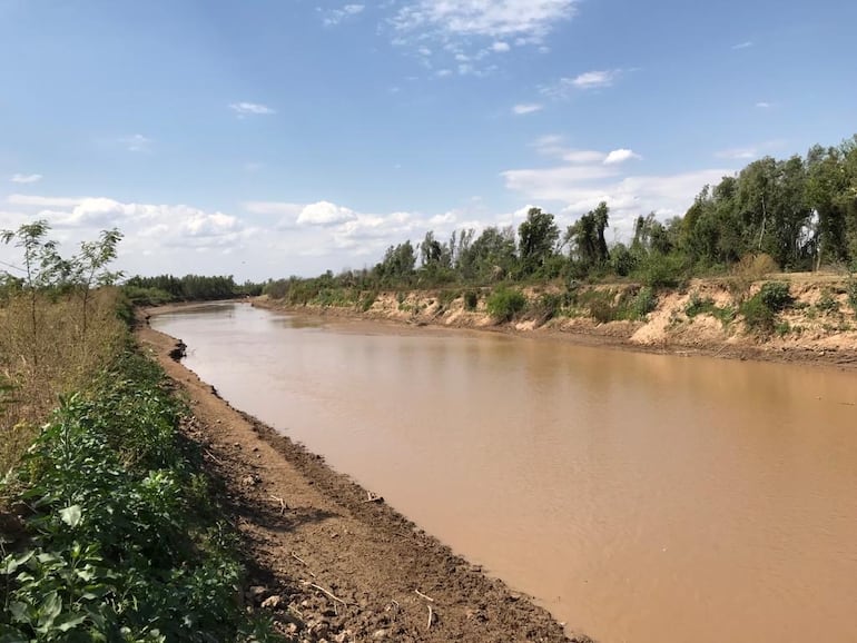 Preparar la toma de agua y los canales internos en esta época de año es muy importante de manera a optimizar su ingreso y escurrimiento del agua en territorio nacional.