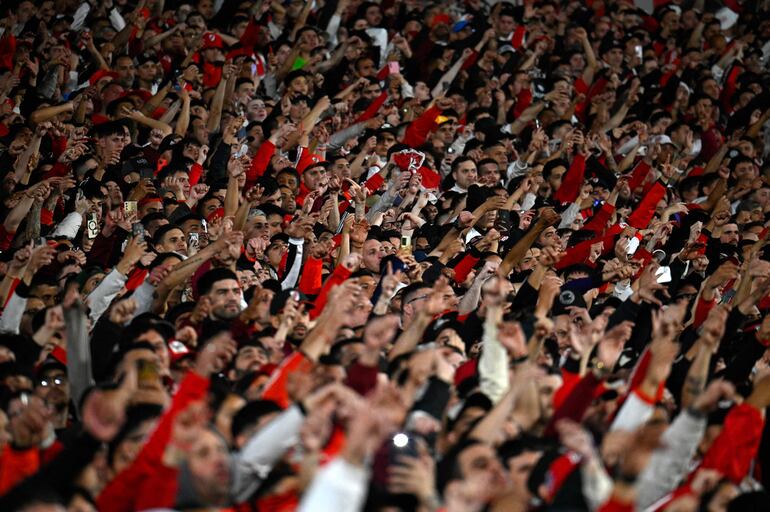 Los hinchas de River Plate celebran la victoria en un partido frente a Colo Colo de Chile por la revancha de los cuartos de final de la Copa Libertadores 2024 en el estadio Monumental, en Buenos Aires. 