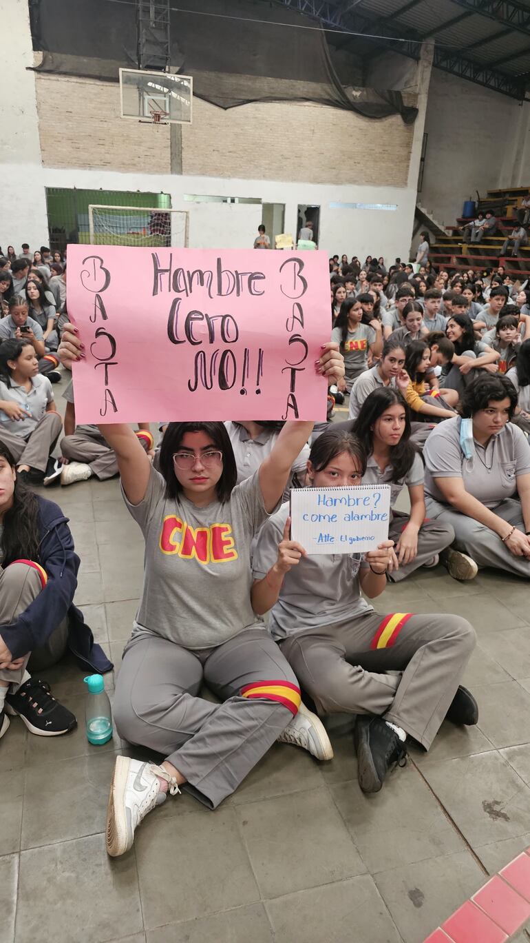 Sentata en el Colegio Nacional España de San Lorenzo.