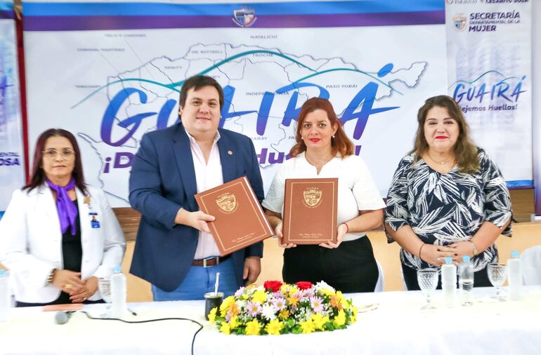 Firma de convenio entre la Gobernación de Guairá y el Ministerio de la Mujer a cargo del Gobernador César Sosa y la Ministra Cynthia Figueredo, respectivamente.