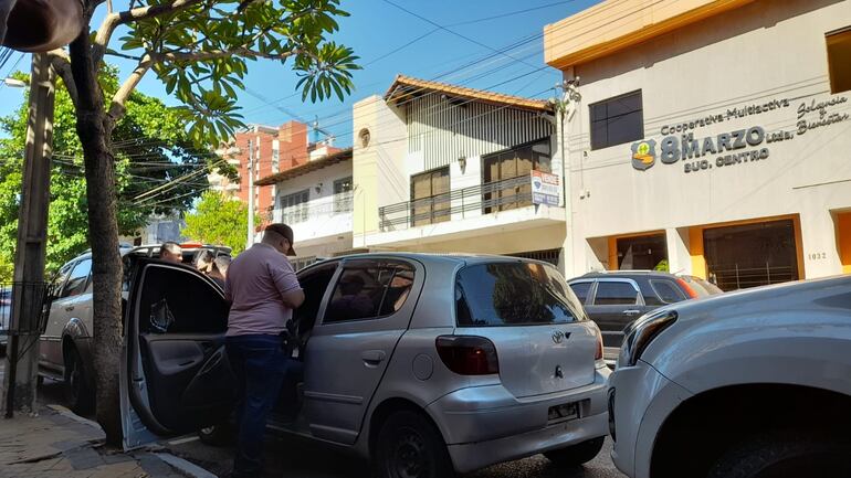 La Policía Nacional verificando el vehículo que utilizaba uno de los detenidos.