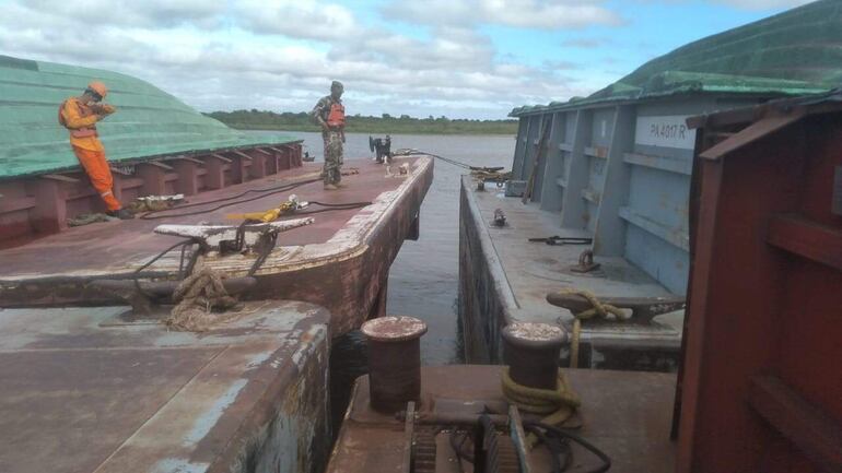 Barcazas que custodiaba el joven Richard Ortiz (20) que esta madruga cayó al agua del río Paraguay.