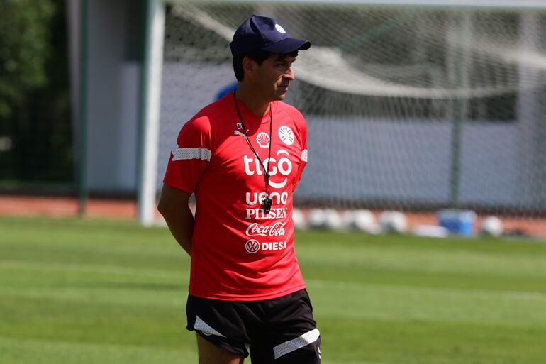 El argentino Daniel Garnero, entrenador de la selección paraguaya, observa un entrenamiento en Ypané, Paraguay.